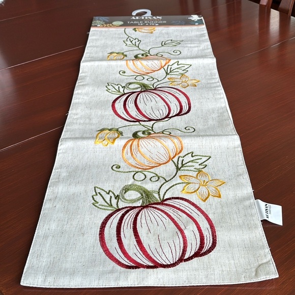 Artisan Harvest Table Runner,embroidered pumpkins/flowers, 90% poly,10% linen - Picture 3 of 10